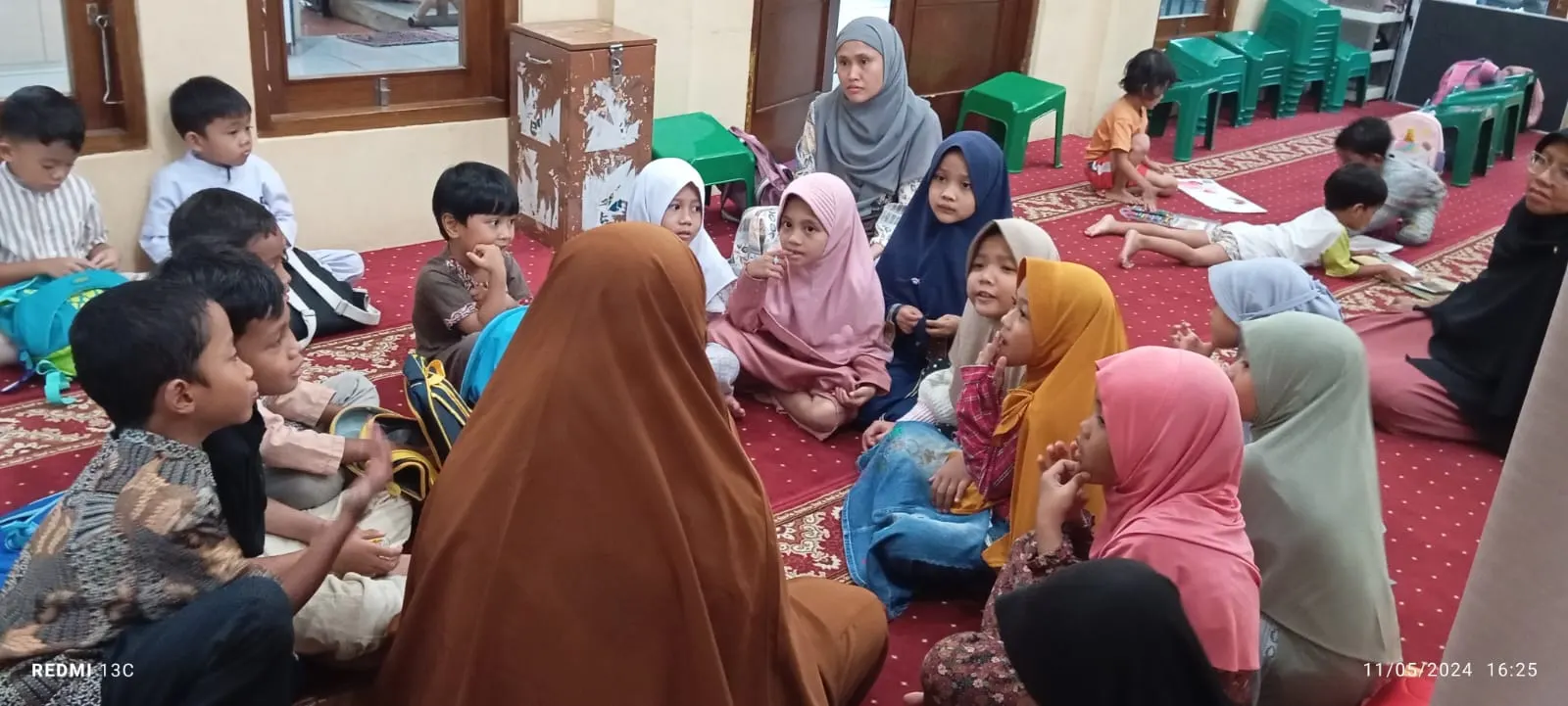 Keluarga Muslim membaca Al-Qur'an bersama