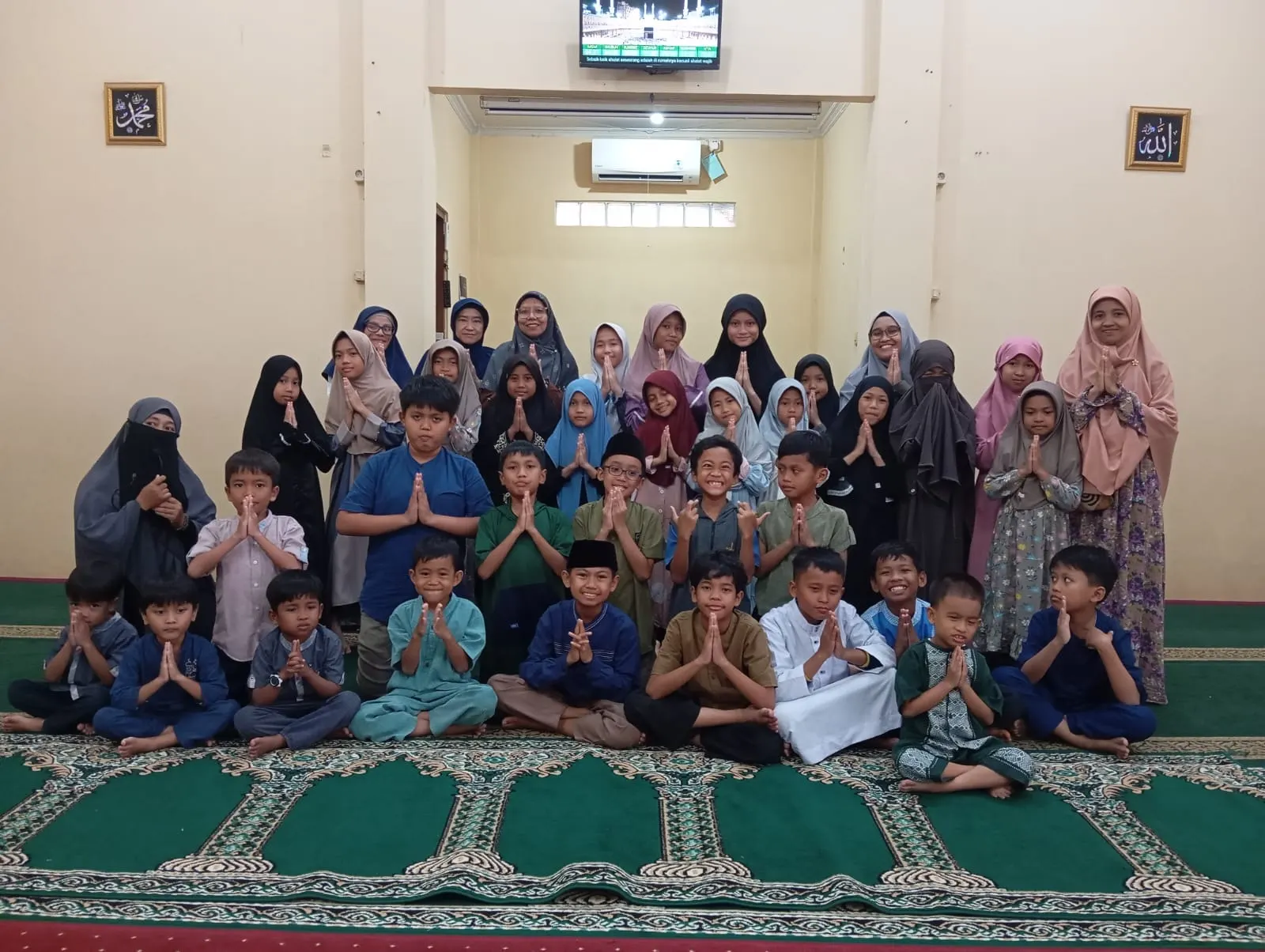 Santri TPA Darussalam Bojonggede mengaji Al-Qur'an